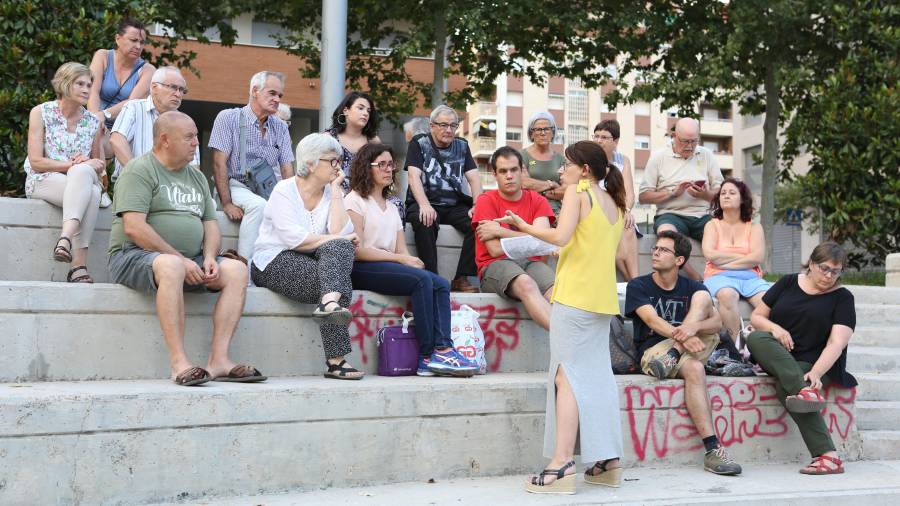 Alrededor de treinta vecinos se reunieron ayer en la Plaça del Velòdrom en una nueva asamblea abierta para decidir el futuro de la Sedera. FOTO: Alba Mariné