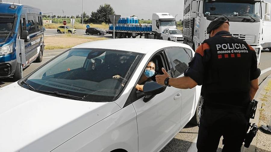 Control de vehículos por parte de los Mossos en Els Alamús, en la comarca del Segrià. FOTO: acn