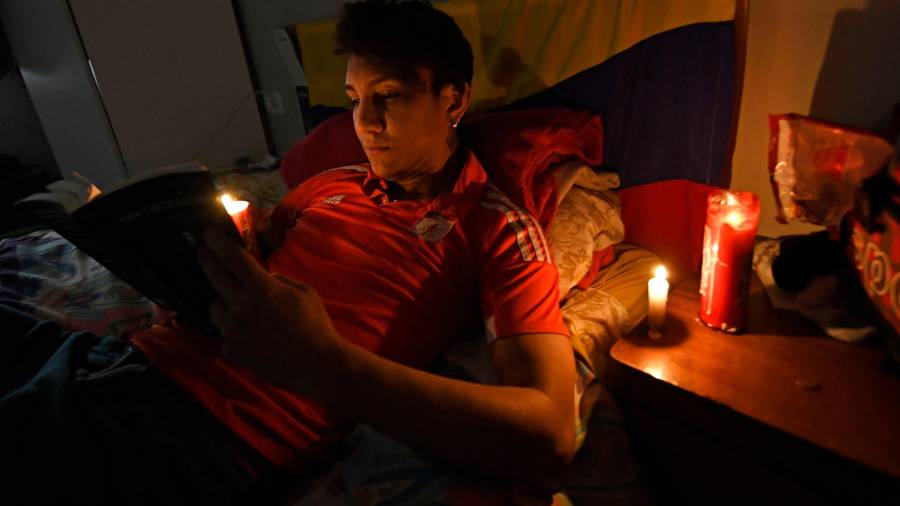 Los vecinos viven con velas desde el jueves. FOTO: Alfredo González