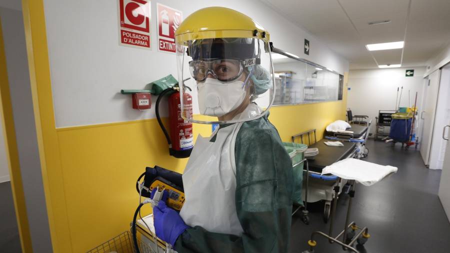 Imagen de una enfermera en la zona ‘cero’ del Hospital de Santa Tecla. FOTO: Pere Ferré