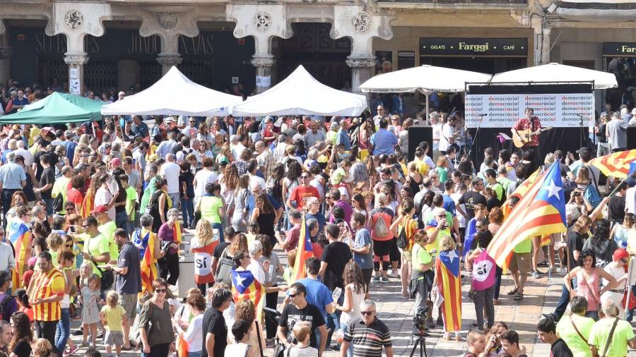 Imatge de la Plaça del Mercadal, aquest diumenge durant la Marató per la Democràcia. Foto: Alfredo González