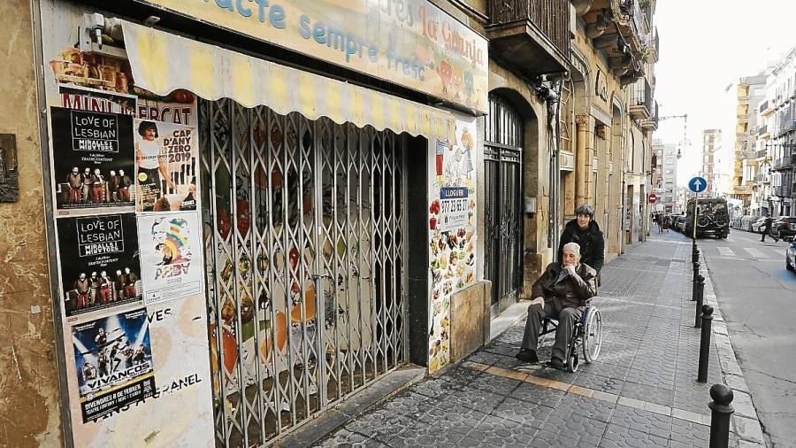 La calle Apodaca, en el centro, clama por un acción que recupere su vitalidad. FOTO: Pere Ferré