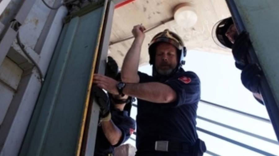 Imagen de archivo de un bombero en un rescate de ascensor. FOTO: ACN