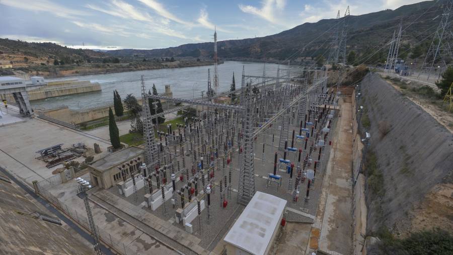 Imatge de l’actual central hidroelèctrica al pantà de Riba-roja d’Ebre, a la Ribera d’Ebre. FOTO: JOAN REVILLAS