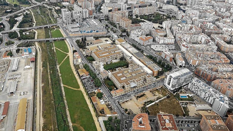 Imagen aérea de la ciudad, con la Tabacalera en el centro. FOTO: Pere Ferré