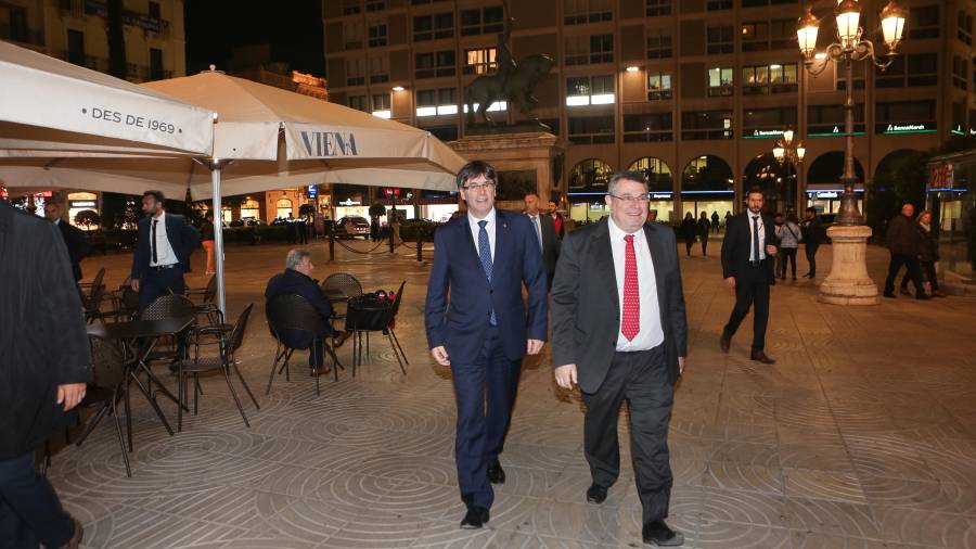 El expresident Carles Puigdemont y Víctor Terradellas, en Reus el 16 de marzo de 2017. FOTO: ALBA MARINÉ/DT