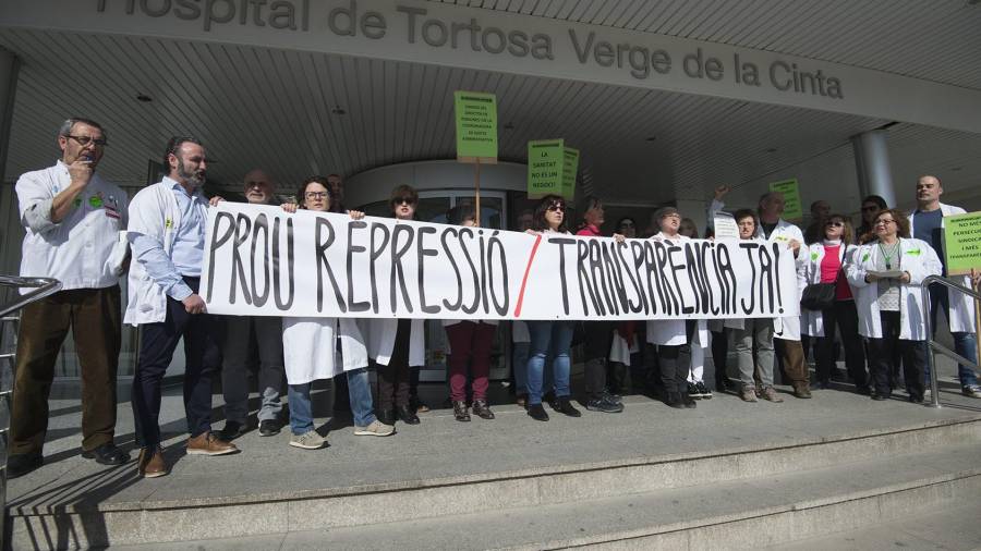 Professionals de l’hospital afiliats al sindicat CATAC es van manifestar a les portes del centre. FOTO: J.REVILLAS