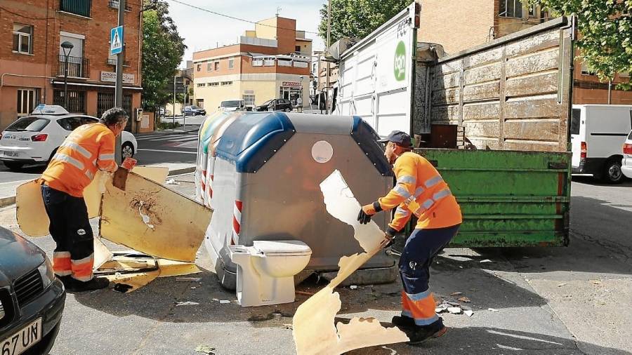 El Ayuntamiento adjudicó el contrato de la recogida de la basura en mayo de 2002. FOTO: Alba Mariné