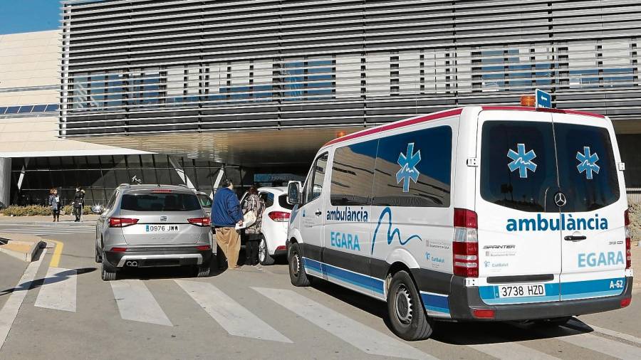 Una ambulancia de la empresa gestora del servicio de transporte no urgente, en una imagen de archivo en el Hospital Sant Joan de Reus. FOTO: Alba Mariné