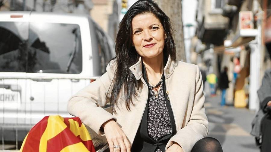 Sonia Orts, el pasado jueves en la Rambla Vella con una bandera de Tarragona. FOTO: ALBA MARINÉ