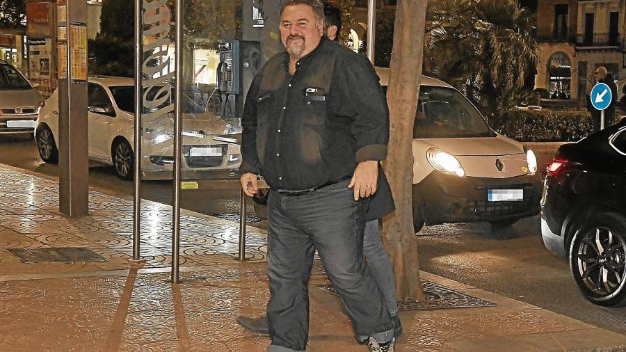El propietario del CF Reus, Clifton Onolfo, a la entrada de un notario céntrico de la capital del Baix Camp. FOTO: Alfredo González