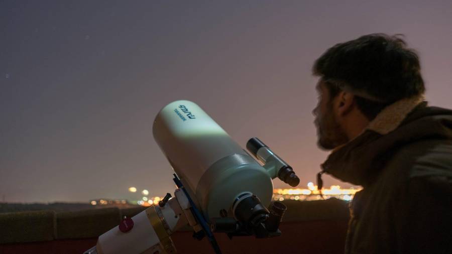 Carlos Uriarte, durante una de sus sesiones de observación astronómica y fotografía.