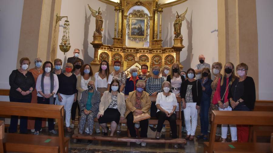 Las vecinas se citaron en la iglesia de Sant Pere para este encuentro anual, que cumple 25 ediciones. FOTO: Anna Fusté.Aj.Torredembarra