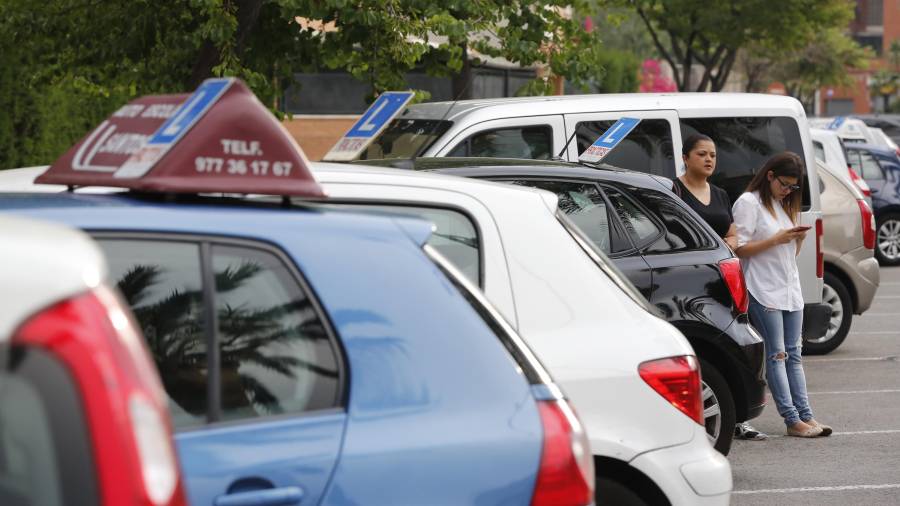 Alumnas, junto a los coches de autoescuelas, durante la primera jornada de huelga. Foto: Pere Ferré