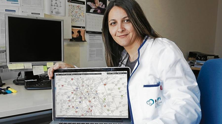 Carolina Serena, a l’Institut Pere Virgili, mostra una imatge de l’estudi d’epigenètica. FOTO: Pere Ferré