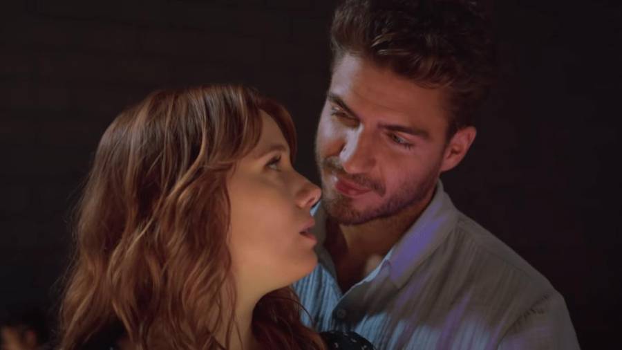 Valeria (Diana G&oacute;mez) y V&iacute;ctor (Maxi Iglesias) conectan desde el primer momento. Foto: Netflix