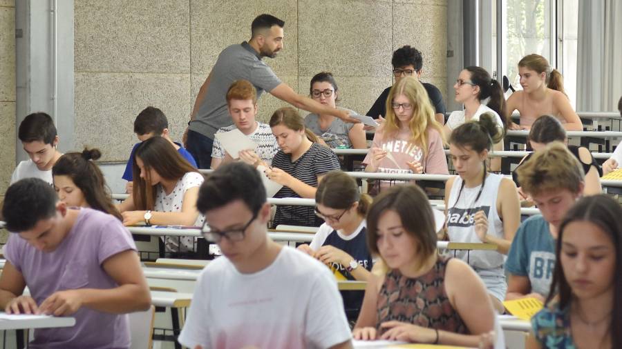Alumnos en la Facultat d’Economia i Empresa de la URV, antes de empezar las pruebas. FOTO: ALFREDO GONZÁLEZ