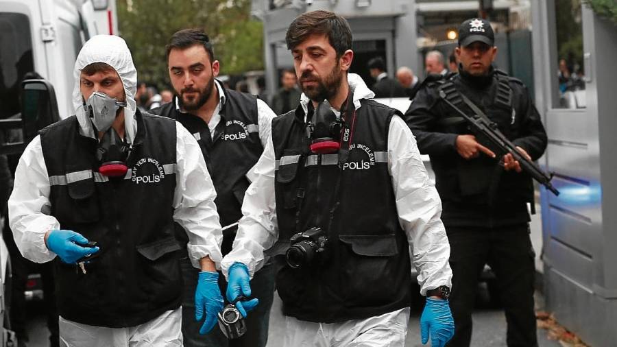 Miembros de la policía forense turca, a su llegada a la residencia del cónsul saudí en Estambul. FOTO: s. suna
