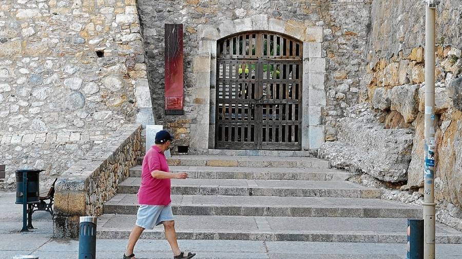 El acceso al Passeig Arqueològic de Tarragona, ayer, estaba cerrado. FOTO: Fabián Acidres