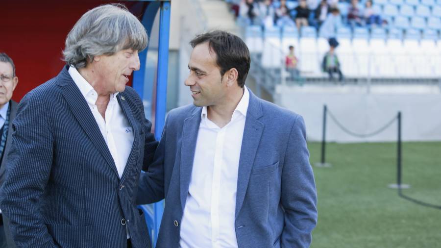 Enrique Martínez (izquierda) saluda a Fran Fernández, entrenador del Almería. Foto: La voz de Almería
