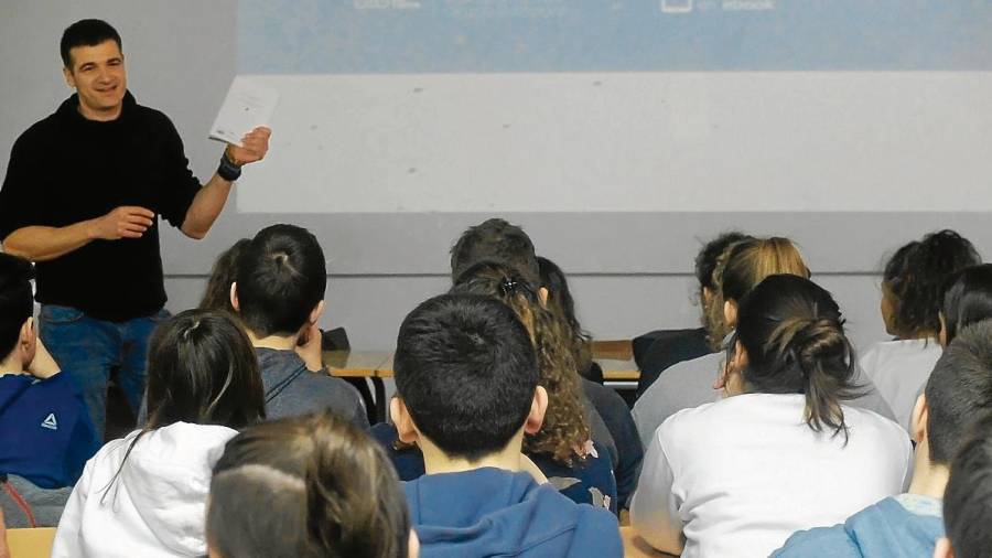 El escritor Eloy Moreno debate con los alumnos algunos aspectos de su narración. FOTO: A.LLORENS