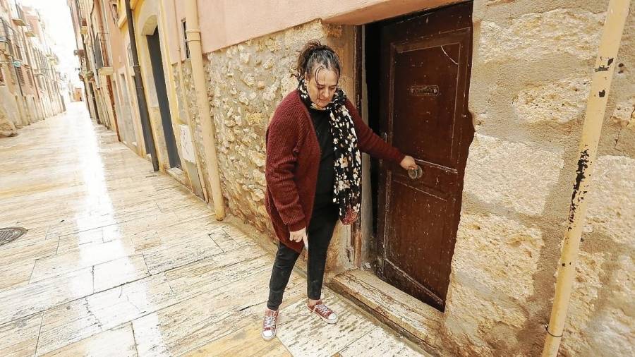 Elisabet Alas en la fachada de su edificio donde han forzado la cerradura. FOTO: PERE FERRÉ