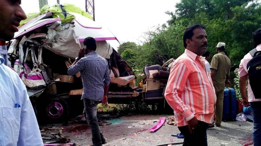 Varias personas en el lugar del accidente de tráfico en el que cuatro españoles murieron el sábado en Chittoor. Foto: EFE