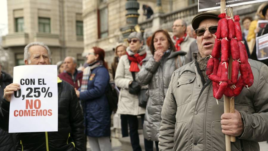 Las concentraciones de jubilados y pensionistas del pasado lunes en defensa de unas pensiones dignas fueron multitudinarias. En la imagen la de Bilbao. FOTO: Luis Tejido/EFE