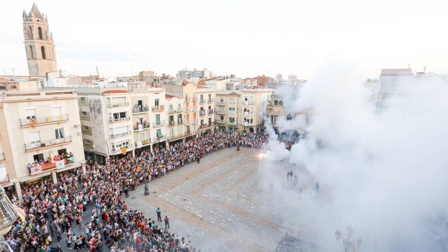 L’encesa de la primera Tronada de la Festa Major de Sant Pere va donar el tret de sortida a la celebració, en una plaça Mercadal plena. FOTO: Alba Mariné