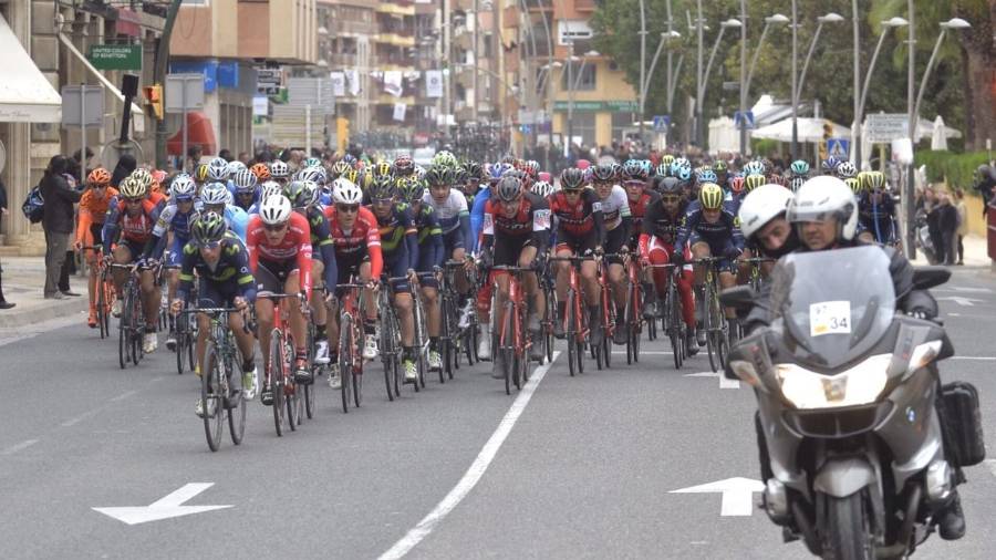 Imagen de la pasada Volta a Catalunya por Tortosa.