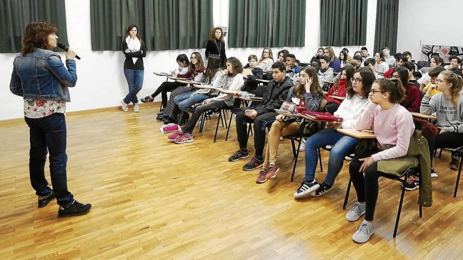 Los 90 estudiantes de primero de ESO del Institut Tarragona siguen atentos la charla de la escritora. FOTO: pere ferré