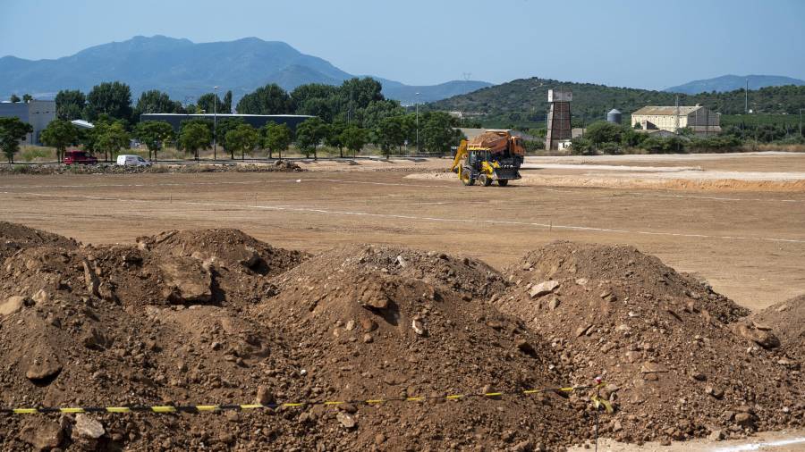 Màquines treballant en la nova planta de Florette al polígon Catalunya Sud, entre l’Aldea i Tortosa. FOTO: JOAN REVILLAS