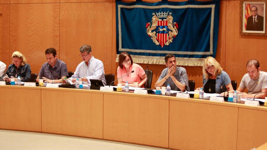 Un momento de la controvertida sesión plenaria de este lunes en el Ayuntamiento de Cambrils. FOTO: FABIÁN ACIDRES
