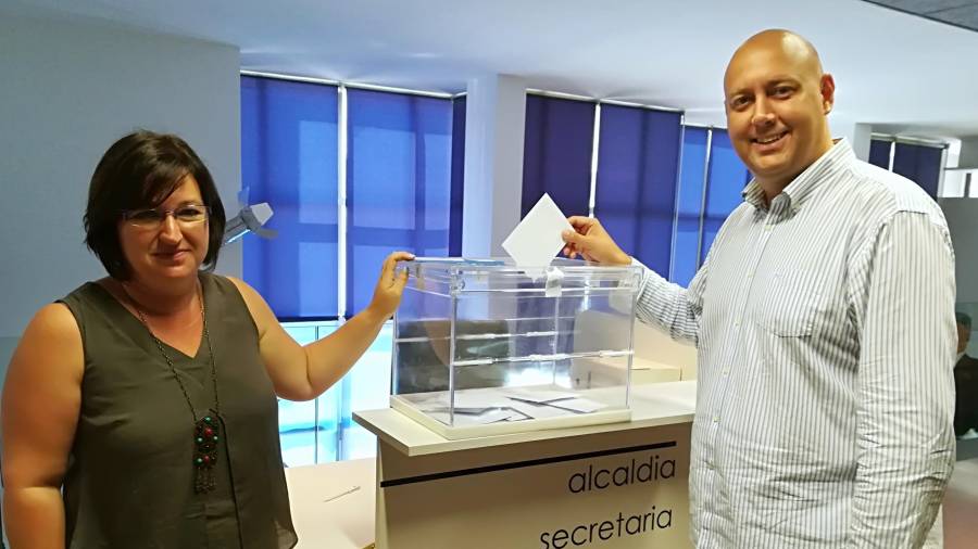 L'alcalde de la Ràpita, Josep Caparrós, votant a la consulta.