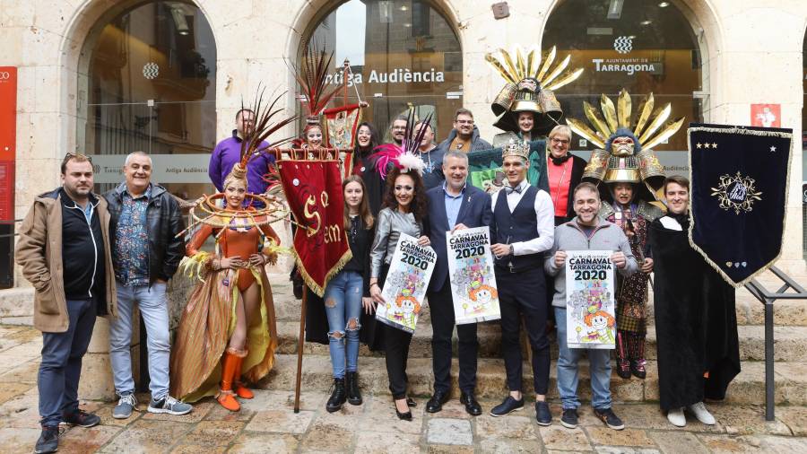 Imagen de la presentación del Carnaval, ayer, en la Antiga Audiència, con la presencia del alcalde Ricomà y las comparsas. FOTO: ALBA MARINÉ