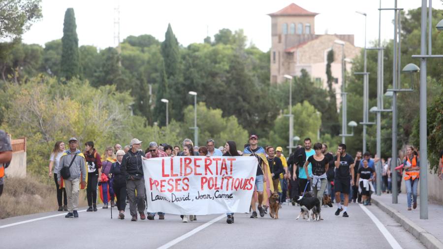 Imagen de la caminada de casi 6 kilómetros que tuvo lugar este lunes desde el Campus Catalunya de la URV hasta Mas d’Enric, concretamente subiendo a SPiSP. FOTO: Alba Mariné
