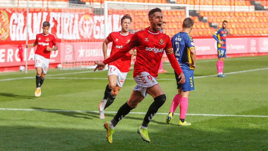 Gerard Oliva celebra el primer gol del partido. Foto: Fabián Acidres