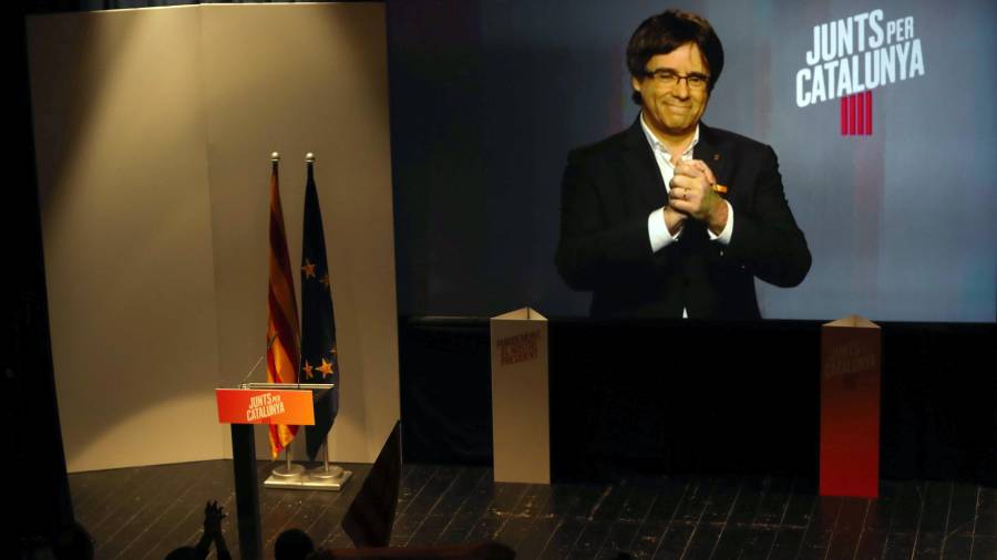 Intervención por videoconferencia del expresidente de la Generalitat, Carles Puigdemont, durante un mitin de Junts per Catalunya en Parets del Vallès. Foto: EFE