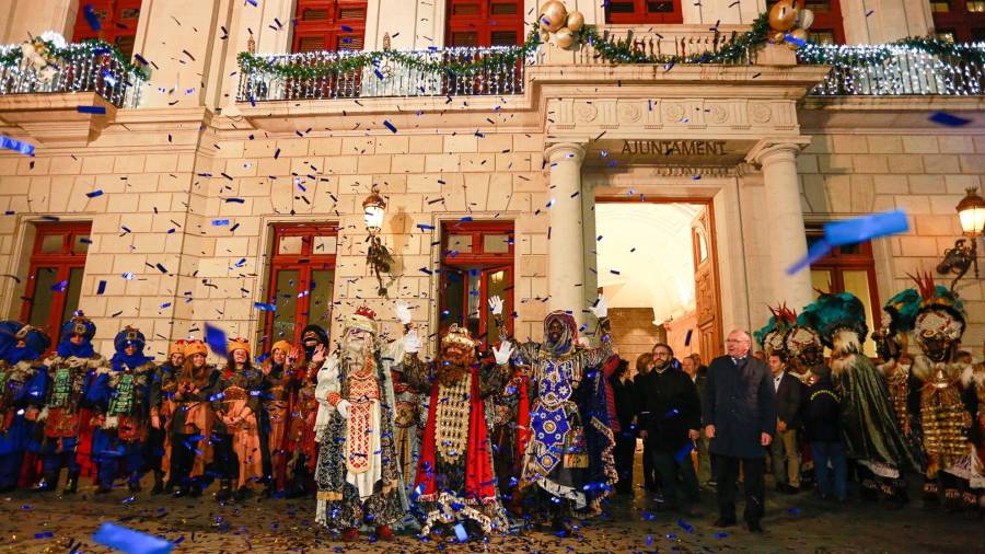 Foto de archivo de los Reyes Magos ante el Ayuntamiento de Reus el año pasado. FOTO: FABIÁN ACIDRES