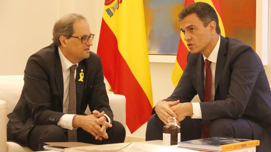 El president de la Generalitat, Quim Torra, xerrant amb el president del govern espanyol, Pedro Sánchez. FOTO: ACN