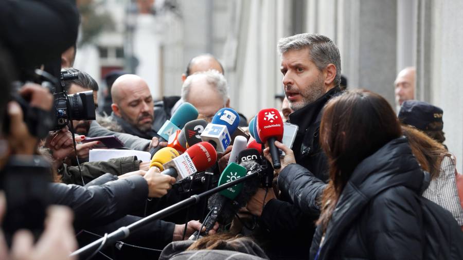 Andreu Van den Eynde, abogado de Oriol Junqueras, hace declaraciones a los medios a las puertas del Tribunal Supremo, tras la vista que ha estudiado hoy el recurso contra la prisión del exvicepresidente. FOTO: EFE