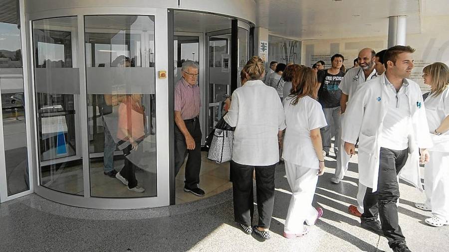 Imatge de l’entrada de l’Hospital de Tortosa Verge de la Cinta, amb sanitaris i pacients. FOTO: Joan Revillas