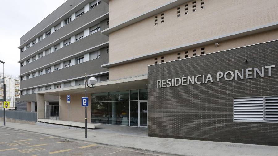 La Residència Ponent está ubicada en el barrio de La Granja y tiene capacidad para unos 150 usuarios. FOTO: PERE FERRÉ