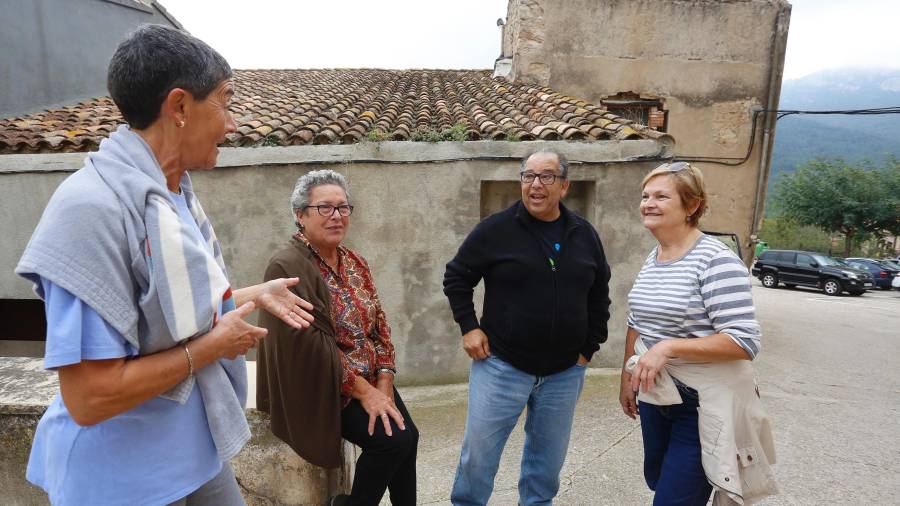 Los vecinos Pili Cuadrado, Rosa Llorens, Joan Gaia y Fina Fort conversan en la plaza principal. Foto: Pere Ferré