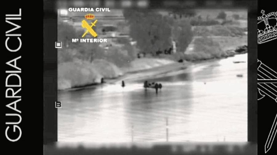 Una imagen captada por el SIVE del desembarco de un alijo de hachís en el Delta. Foto: Guardia Civil
