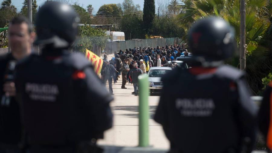 Los manifestantes marchándose de la N-340 en Alcanar. Foto: Joan Revillas