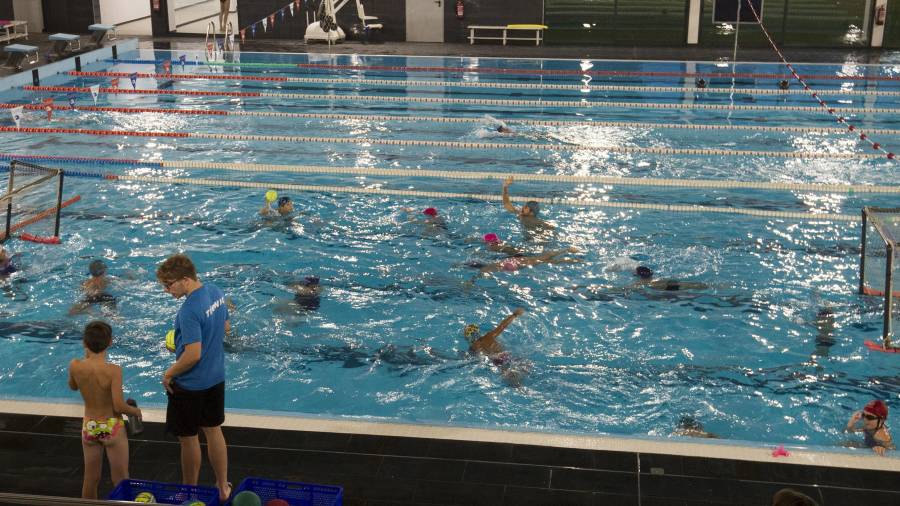 Imatge de la piscina del complex esportiu de Tortosa. FOTO: JOAN REVILLAS