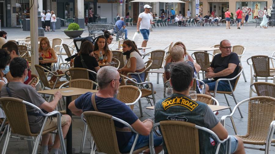 Imagen de la clientela de este verano en las terrazas de la plaza del Mercadal de la ciudad. FOTO: FABIÁN ACIDRES