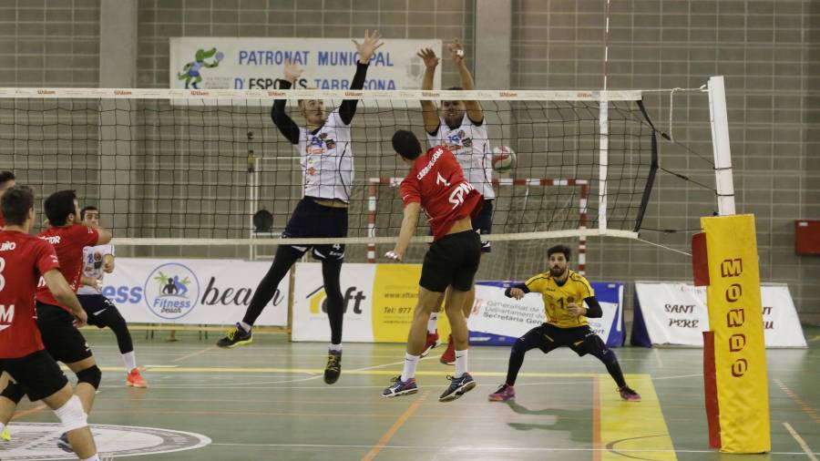 Carrodeguas salta para superar un bloqueo en un partido de esta temporada. FOTO: Pere Ferré
