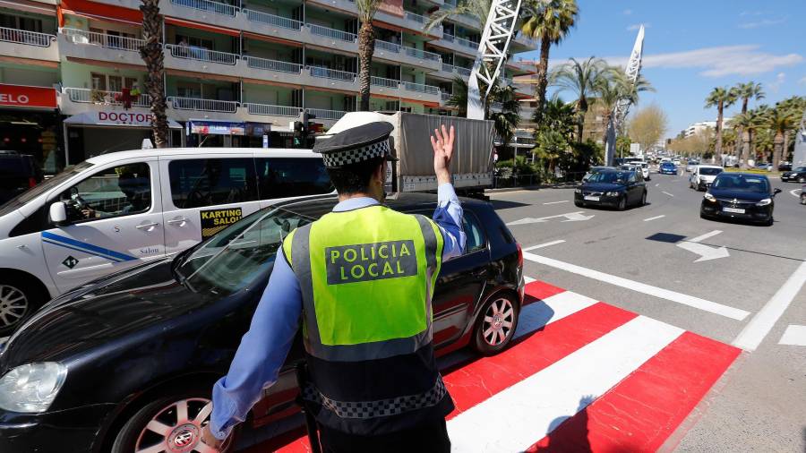 Imagen de archivo de un agente de la Policía Local de Salou en la Plaça d’Europa. El altercado se produjo en el cercano Passeig Jaume I FOTO: ALBA MARINÉ/DT